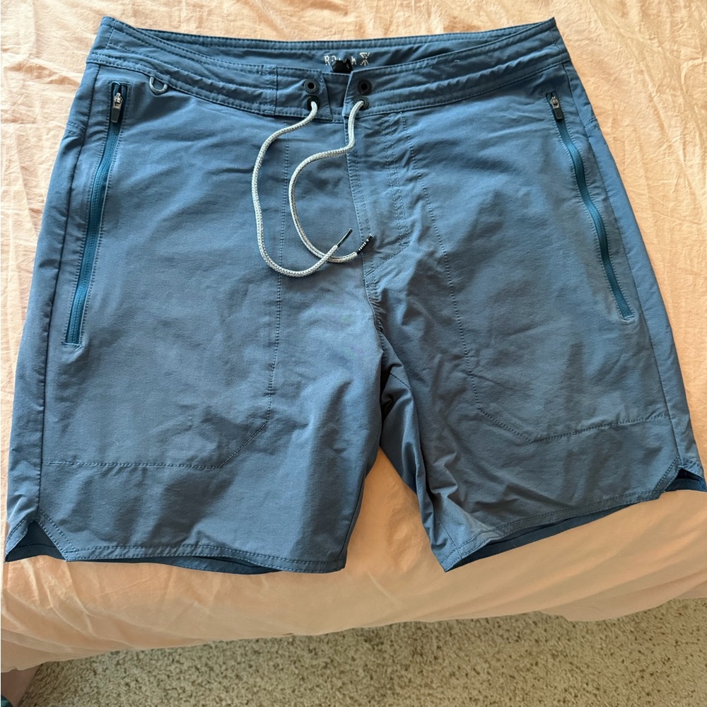 Roark Men’s Blue Layover traveler active short with Drawcord zipped pockets 31